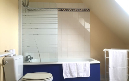 moulin twin bathroom